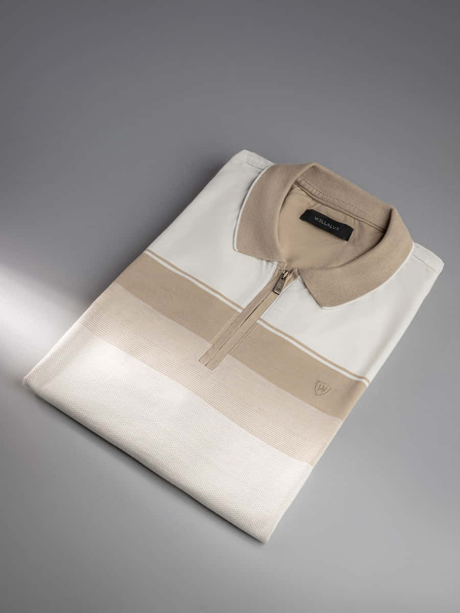 Polo de piqué doblado en tonos arena y crema, con cuello beige y media cremallera, sobre fondo gris de estudio