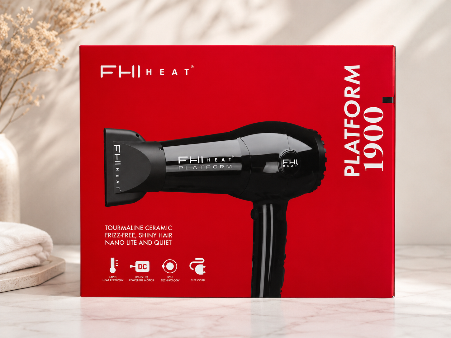 Caja roja de la secadora profesional FHI Heat Platform 1900 sobre una alfombra blanca